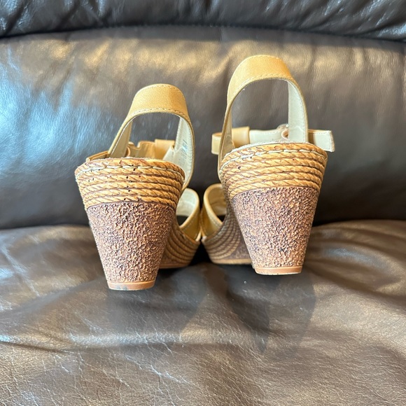 Kozi Women’s Size 8 “Hilda” Wedge Shoe - Picture 4 of 4